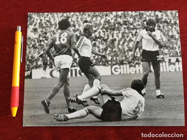 Coleccionismo deportivo: F20243 FOTO FOTOGRAFIA ORIGINAL FINAL MUNDIAL ITALIA ALEMANIA 1982 Manfred Kaltz Altobelli Dremmler
