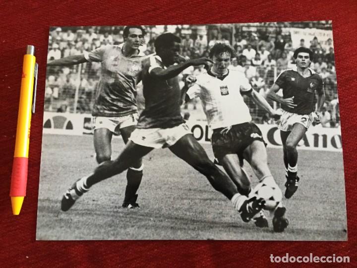 Coleccionismo deportivo: F20249 FOTO FOTOGRAFIA ORIGINAL MUNDIAL POLONIA FRANCIA (10-7-1982) MANUEL AMOROS BONIEK TRESOR