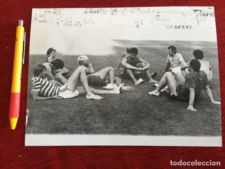 Coleccionismo deportivo: F20253 FOTO FOTOGRAFIA ORIGINAL JUGADORES POLACOS POLONIA MUNDIAL ESPA&Ntilde;A 1982