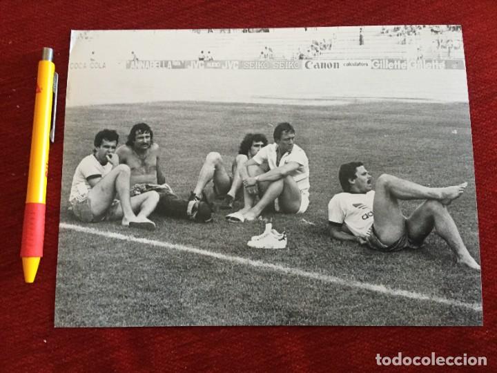 Coleccionismo deportivo: F20254 FOTO FOTOGRAFIA ORIGINAL JUGADORES POLACOS POLONIA MUNDIAL ESPA&Ntilde;A 1982