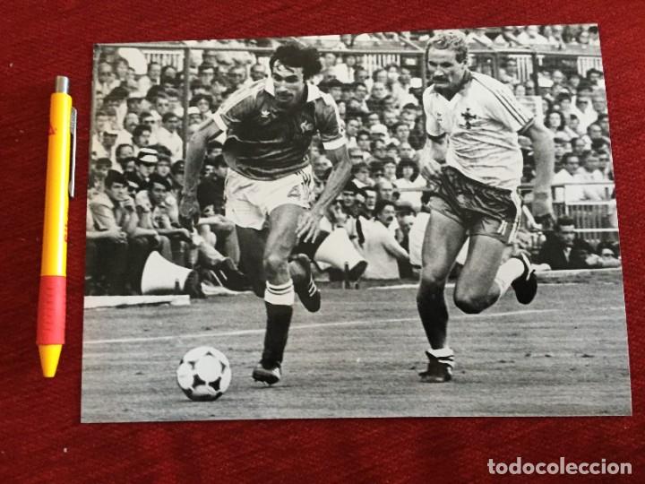 Coleccionismo deportivo: F20271 FOTO FOTOGRAFIA ORIGINAL MUNDIAL 1982 FRANCIA IRLANDA DEL NORTE Billy Hamilton Maxime Bossis