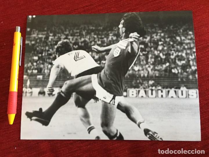 Coleccionismo deportivo: F20277 FOTO FOTOGRAFIA ORIGINAL MUNDIAL (29-6-1982) INGLATERRA 0-0 ALEMANIA Hans-Peter Briegel