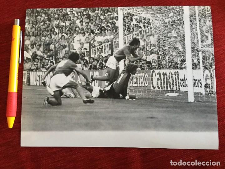 Coleccionismo deportivo: F20303 FOTO FOTOGRAFIA ORIGINAL FINAL MUNDIAL ITALIA ALEMANIA 1982 Harald Schumacher GOL