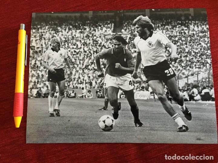 Coleccionismo deportivo: F20306 FOTO FOTOGRAFIA ORIGINAL FINAL MUNDIAL ITALIA ALEMANIA 1982 Antonio Cabrini Manfred Kaltz