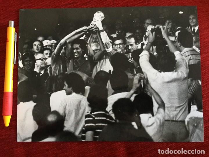 Coleccionismo deportivo: F20310 FOTO FOTOGRAFIA ORIGINAL FINAL MUNDIAL ITALIA ALEMANIA 1982 CAMPEON TROFEO DINO ZOFF