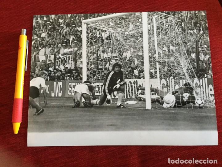 Coleccionismo deportivo: F20311 FOTO FOTOGRAFIA ORIGINAL FINAL MUNDIAL ITALIA ALEMANIA 1982 Harald Schumacher GOL