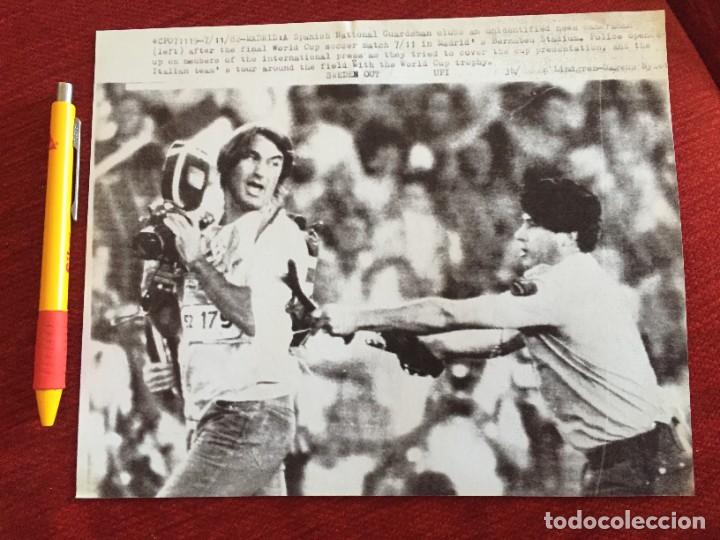 Coleccionismo deportivo: F20327 FOTOCOPIA FOTO FOTOGRAFIA FINAL MUNDIAL (11-7-1982) ITALIA ALEMANIA POLICIA PERIODISTA