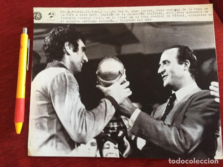 Coleccionismo deportivo: F20329 FOTOCOPIA FOTO FOTOGRAFIA FINAL MUNDIAL (11-7-1982) REY JUAN CARLOS DINO ZOFF ITALIA CAMPEON