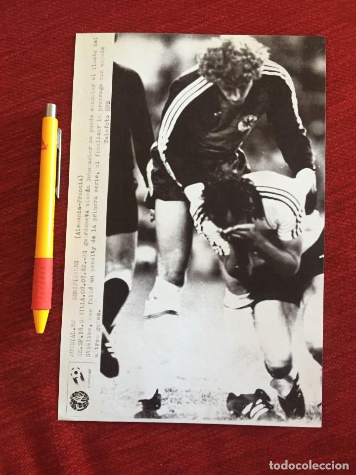 Coleccionismo deportivo: F20333 FOTOCOPIA FOTO FOTOGRAFIA MUNDIAL (8-7-1982) ALEMANIA FRANCIA SCHUMACHER STIELIKE