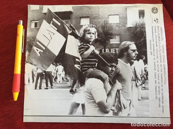 Coleccionismo deportivo: F20339 FOTOCOPIA FOTO FOTOGRAFIA FINAL MUNDIAL (11-7-1982) ITALIA ALEMANIA PUBLICO BANDERA