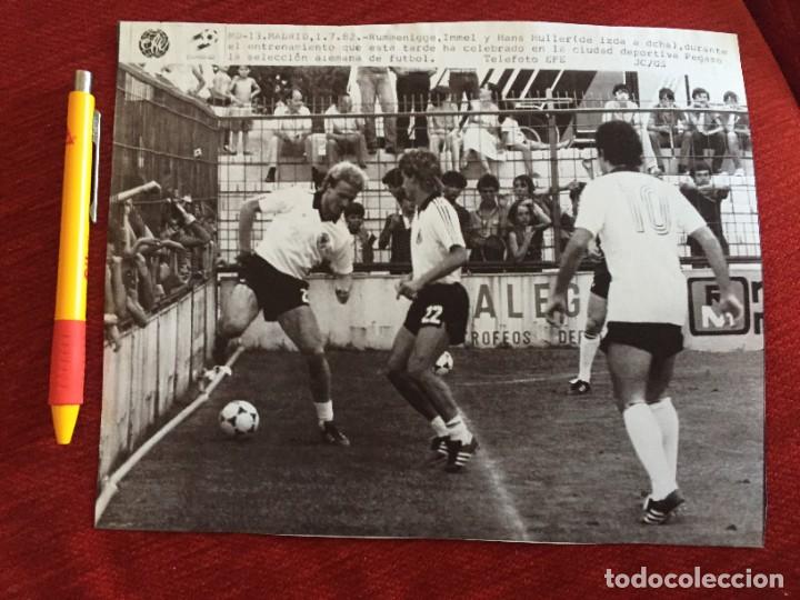 Coleccionismo deportivo: F20341 FOTOCOPIA FOTO FOTOGRAFIA MUNDIAL (1-7-1982) ALEMANIA RUMMENIGGE IMMEL HANS MULLER