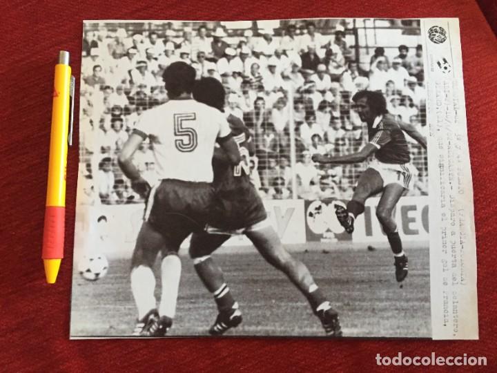 Coleccionismo deportivo: F20344 FOTOCOPIA FOTO FOTOGRAFIA MUNDIAL (10-7-1982) FRANCIA POLONIA GIRARD GOL