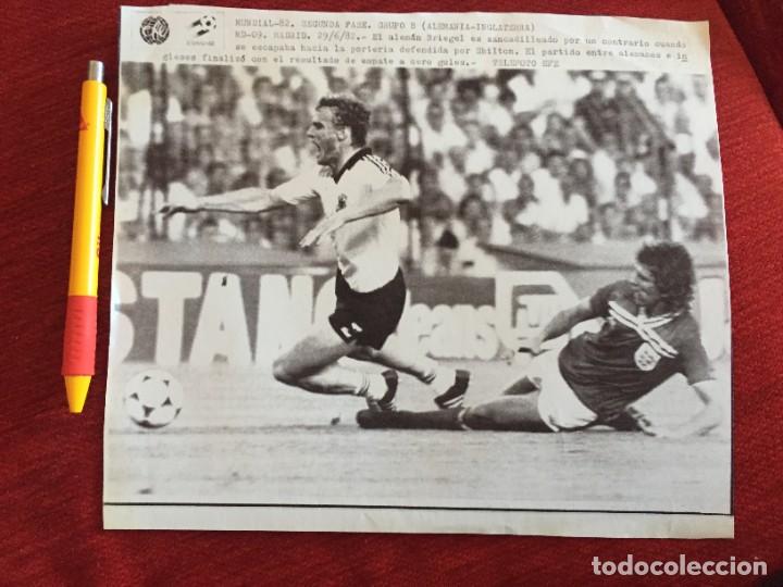 Coleccionismo deportivo: F20349 FOTOCOPIA FOTO FOTOGRAFIA MUNDIAL (29-6-1982) ALEMANIA INGLATERRA BRIEGEL SHILTON