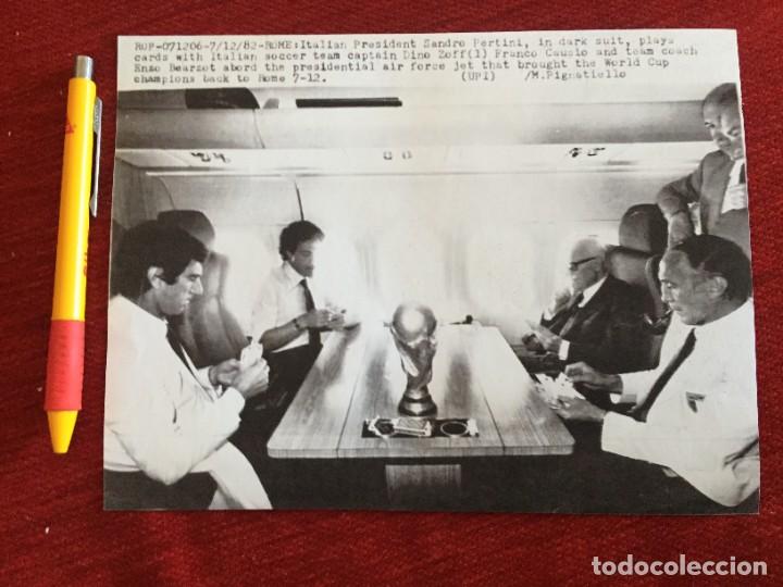 Coleccionismo deportivo: F20352 FOTOCOPIA FOTO FOTOGRAFIA FINAL MUNDIAL (12-7-1982) ITALIA TROFEO FRANCO CAUSIO ENZO BEARZOT