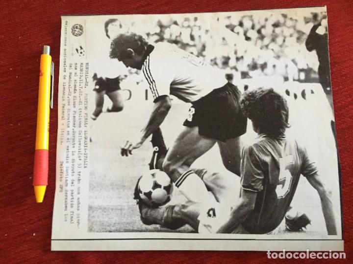 Coleccionismo deportivo: F20353 FOTOCOPIA FOTO FOTOGRAFIA FINAL MUNDIAL (11-7-1982) ITALIA ALEMANIA COLLOVATI KLAUS FISCHER