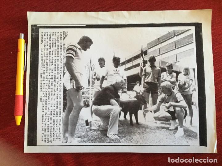 Coleccionismo deportivo: F20370 FOTOCOPIA FOTO FOTOGRAFIA FINAL MUNDIAL (11-7-1982) MASCOTA PERRO ALI ALEMANIA JUPP DERWALL