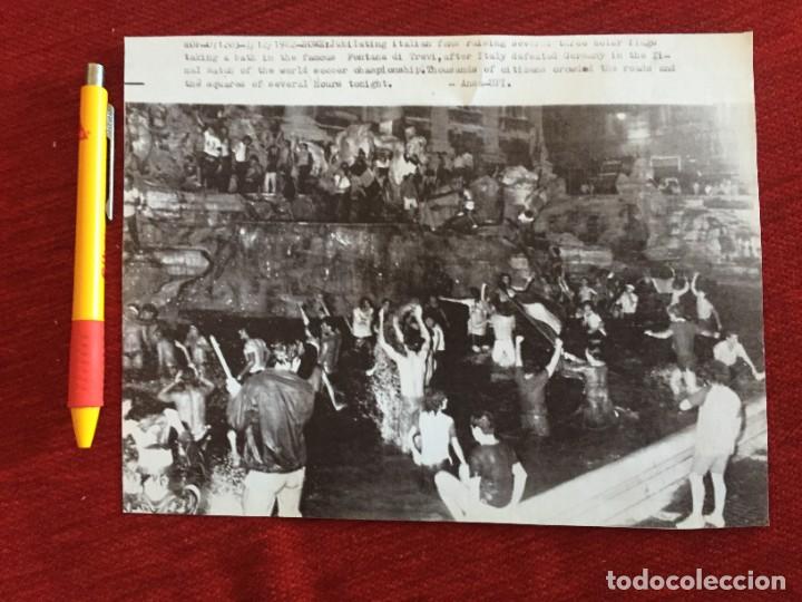 Coleccionismo deportivo: F20376 FOTOCOPIA FOTO FOTOGRAFIA FINAL MUNDIAL (12-7-1982) ITALIA ALEMANIA PUBLICO FONTANA DI TREVI