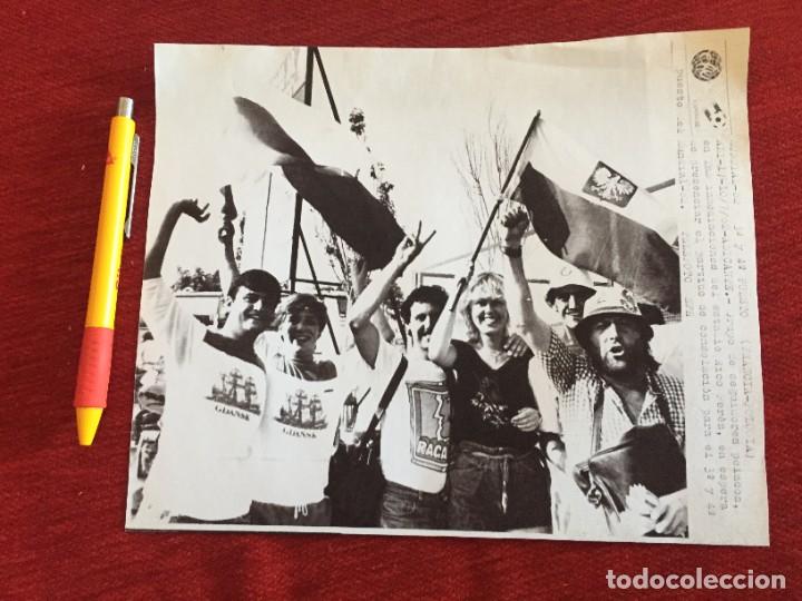 Coleccionismo deportivo: F20377 FOTOCOPIA FOTO FOTOGRAFIA MUNDIAL (10-7-1982) FRANCIA POLONIA PUBLICO FANS