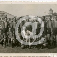 Coleccionismo deportivo: FOTO ORIGINAL DE ÉPOCA DE LA PLANTILLA DEL CLUB DE FUTBOL BARCELONA EN EL CAMPO, TEMPORADA 1942-43,. Lote 309969238