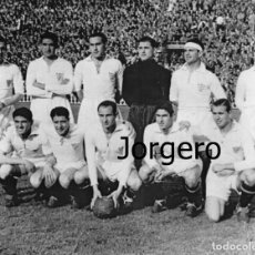 Coleccionismo deportivo: SEVILLA F.C. ALINEACIÓN CAMPEÓN DE LIGA 1945-1946 EN LES CORTS CONTRA EL BARCELONA. FOTO. Lote 342136863