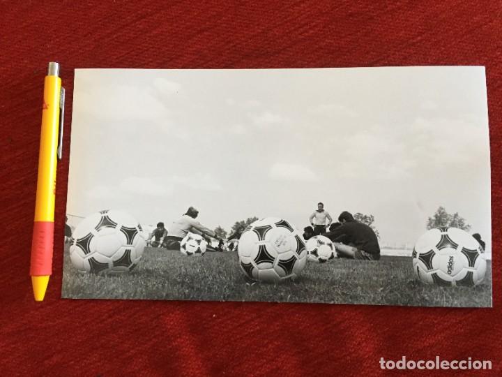 Coleccionismo deportivo: F20656 FOTO FOTOGRAFIA ORIGINAL ENTRENAMIENTO SELECCION ESPA&Ntilde;OLA ESPA&Ntilde;A (10-5-1978) BALON ADIDAS