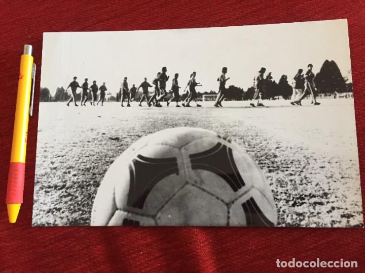 Coleccionismo deportivo: F20793 FOTO FOTOGRAFIA ORIGINAL MUNDIAL ARGENTINA (9-6-1978) ENTRENAMIENTO ITALIA BALON ADIDAS