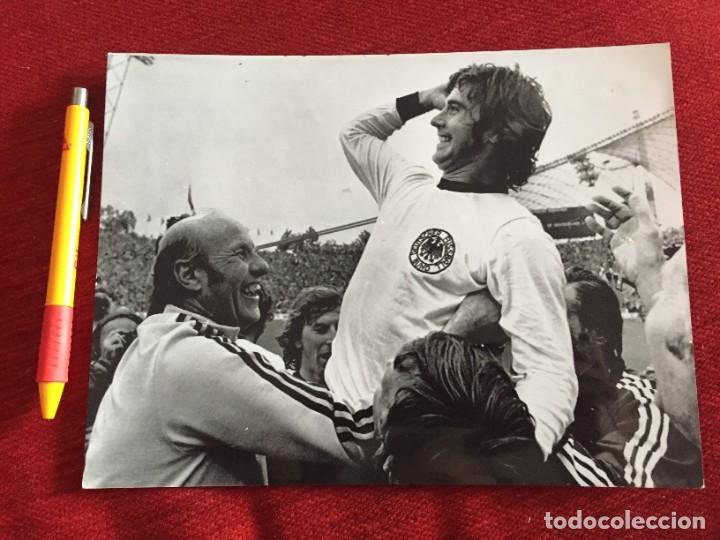 Coleccionismo deportivo: F21035 FOTO FOTOGRAFIA ORIGINAL FINAL MUNDIAL (7-7-1974) ALEMANIA HELMUT SCHOEN GERD MULLER