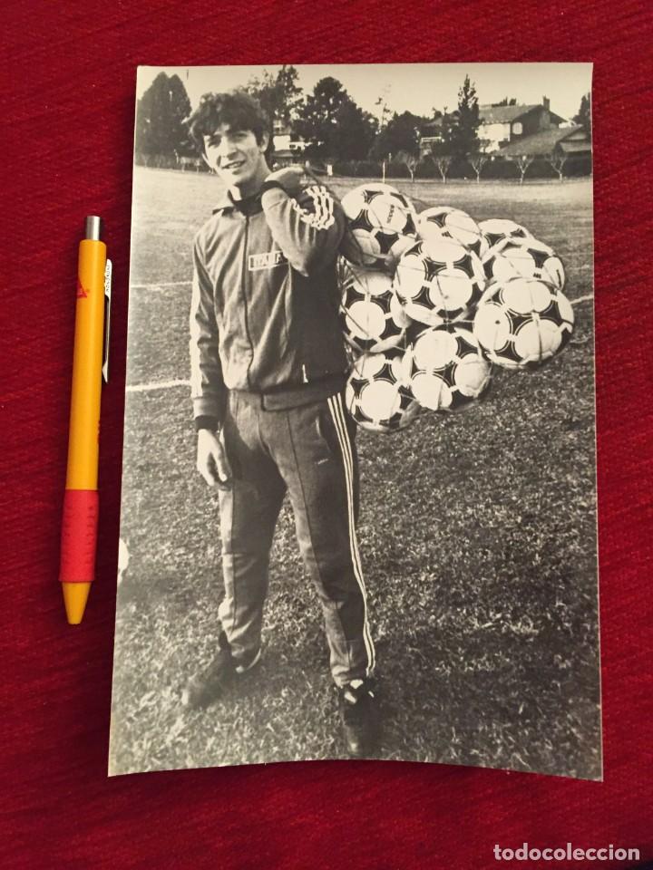 Coleccionismo deportivo: F21458 FOTO FOTOGRAFIA ORIGINAL PAOLO ROSSI ITALIA 1978 CON BALONES FUTBOL TANGO ADIDAS