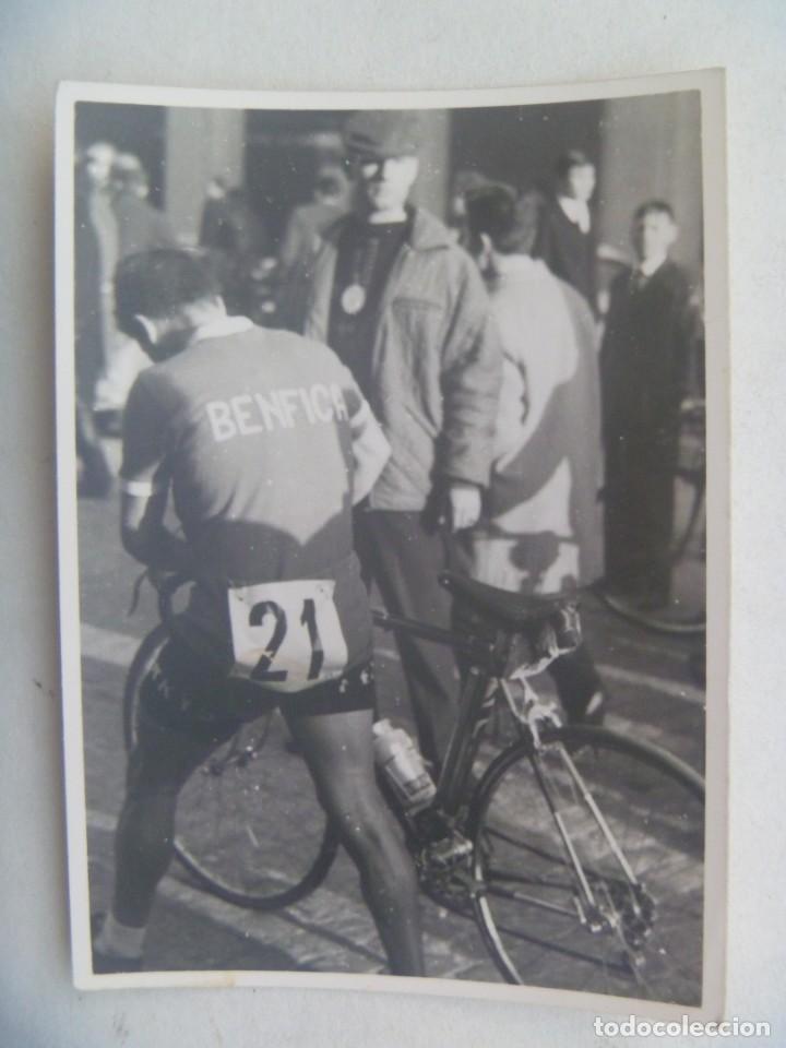 Coleccionismo deportivo: FOTO DE CICLISMO : CICLISTA DEL EQUIPO DE BENFICA CON BICICLETA