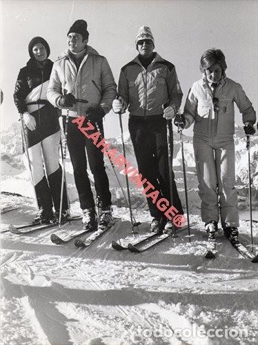 Coleccionismo deportivo: 1977, LOS REYES DE ESPA&Ntilde;A EN LA ESTACION DE ESQUI DE CANDANCHU,18X24 CMS