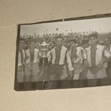 Coleccionismo deportivo: FOTO ANTIGUA EQUIPO FÚTBOL CAROLINAS ALICANTE CAMPEÓN COPA SAN PEDRO 1958. Lote 323905943