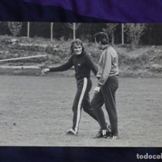 Coleccionismo deportivo: INTERESANTE FOTOGRAFÍA , F.C.BARCELONA ,HELENIO HERRERA Y ALLAN SIMONSEN, 1982,ORIGINALES DE PRENSA. Lote 325052693