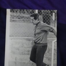 Coleccionismo deportivo: INTERESANTE FOTOGRAFÍA DEL ENTRENADOR DEL F.C.BARCELONA HELENIO HERRERA , 1982, ORIGINALES DE PRENSA. Lote 325052893