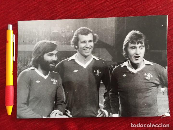 Coleccionismo deportivo: F21653 FOTO FOTOGRAFIA ORIGINAL HOMENAJE A PETER OSGOOD GEORGE BEST ALAN HUDSON CHELSEA PRESENT 1975