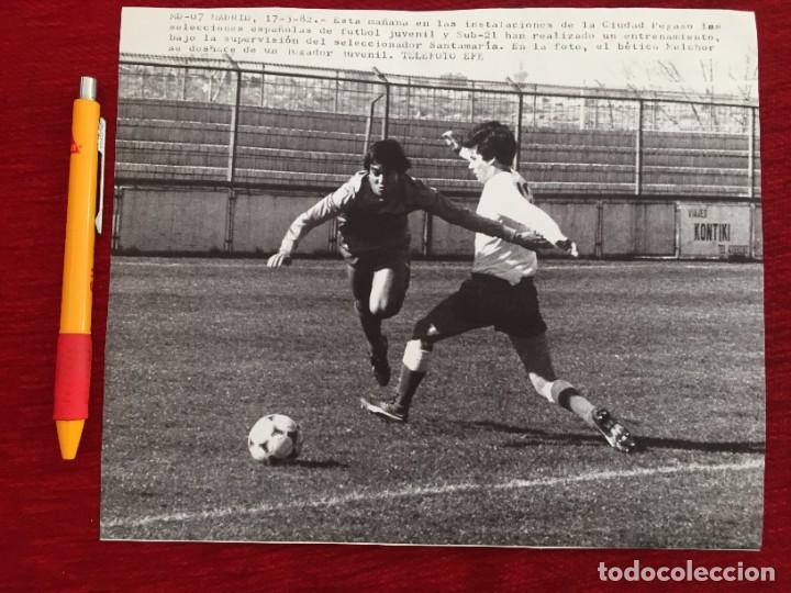 Coleccionismo deportivo: F21762 FOTOCOPIA FOTO FOTOGRAFIA (17-3-1982) CIUDAD PEGASO FUTBOL JUVENIL SUB-21 ESPA&Ntilde;A MELCHOR