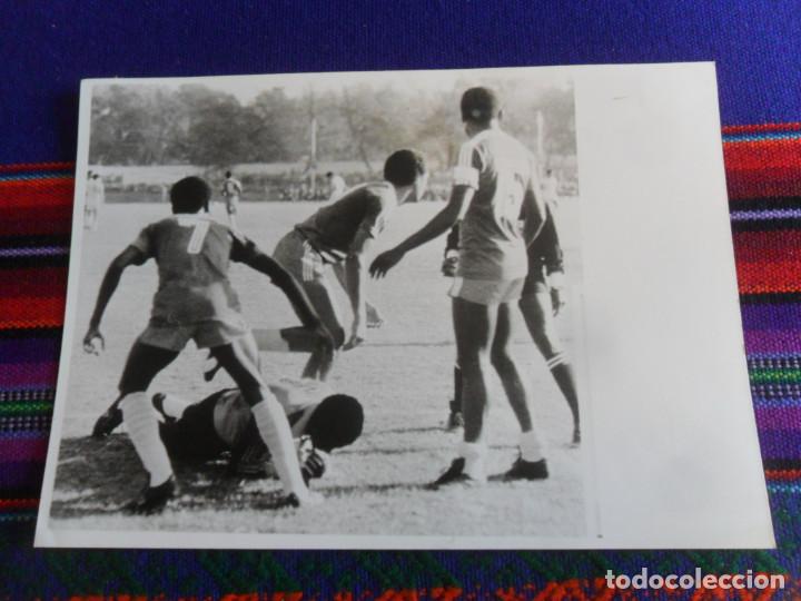 Coleccionismo deportivo: F&Uacute;TBOL FOTO CLASIFICACI&Oacute;N MUNDIAL ESPA&Ntilde;A 82 CAMER&Uacute;N VS MARRUECOS. REGALO FOTO BAL&Oacute;N ADIDAS TANGO.