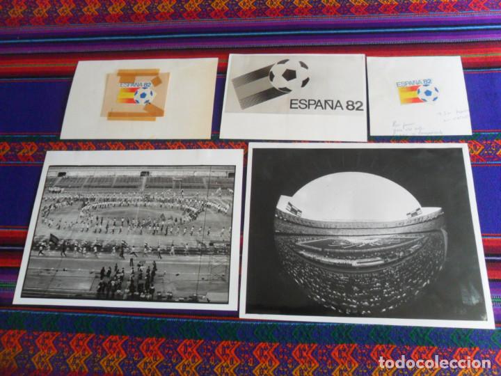 Coleccionismo deportivo: LOTE 2 FOTOS PREPARATIVOS Y CEREMONIA INAUGURAL MUNDIAL ESPA&Ntilde;A 1982 NOU CAMP. REGALO 3 LOGOTIPOS.