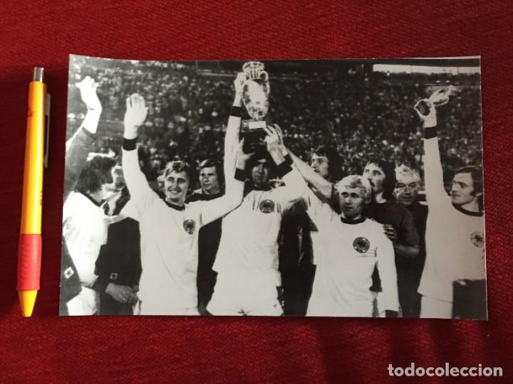 Sammelleidenschaft Sport: F21978 FOTO FOTOGRAFIA ORIGINAL CHECOSLOVAQUIA CAMPEON EUROCOPA 1976 TROFEO JAN PIVARNIK