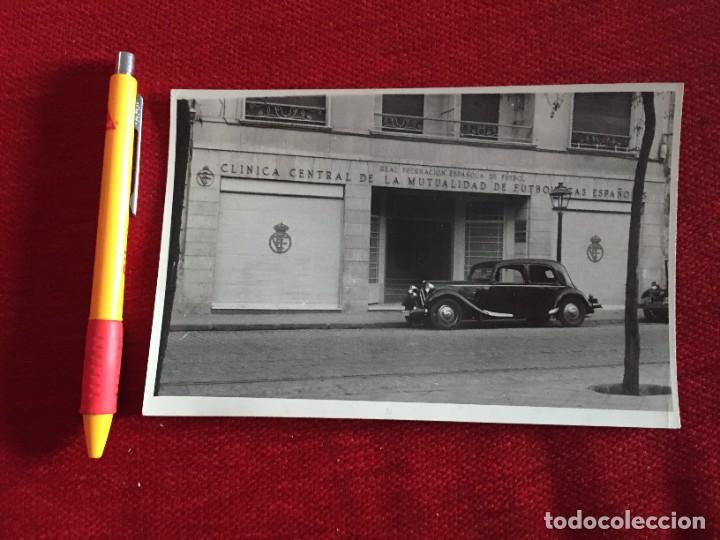 Coleccionismo deportivo: R18078 FOTO FOTOGRAFIA ORIGINAL CITROEN TRACTION AVANT CLINICA CENTRA DE LA MUTUALIDAD FUTBOLISTAS