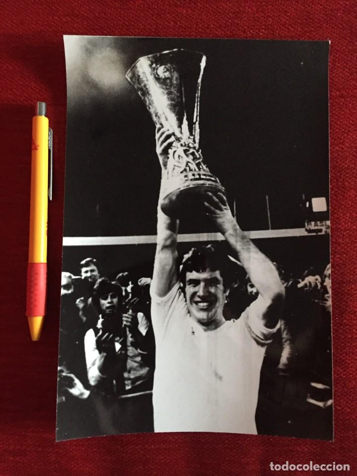 Sammelleidenschaft Sport: F22071 FOTO FOTOGRAFIA ORIGINAL CAMPEON COPA UEFA 1976 LIVERPOOL TROFEO EMLYN HUGHES