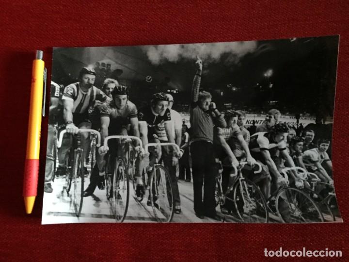 Coleccionismo deportivo: F22076 FOTO FOTOGRAFIA ORIGINAL FUTBOL CICLISMO SEPP MAIER ALEMANIA 1977