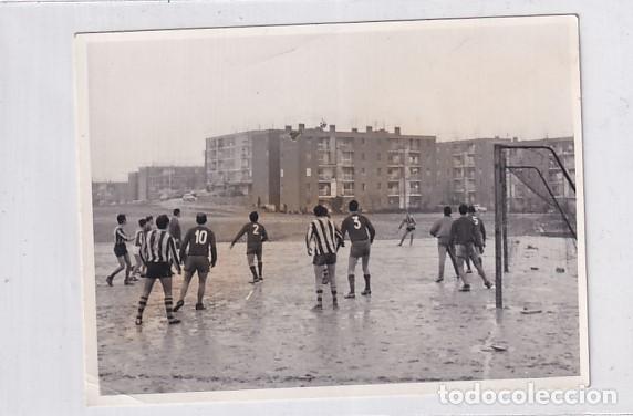 Sammelleidenschaft Sport: Fotograf&iacute;a 11,50 x 8,50 cm partido de futbol estadio o campo sin identificar. No figura fot&oacute;grafo.