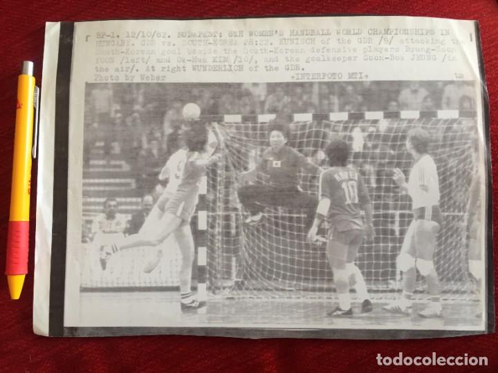 Colecionismo desportivo: F22671 FOTOCOPIA FOTO FOTOGRAFIA BALONMANO (12-10-1982) ALEMANIA COREA DEL SUR JEUNG WUNDERLICH