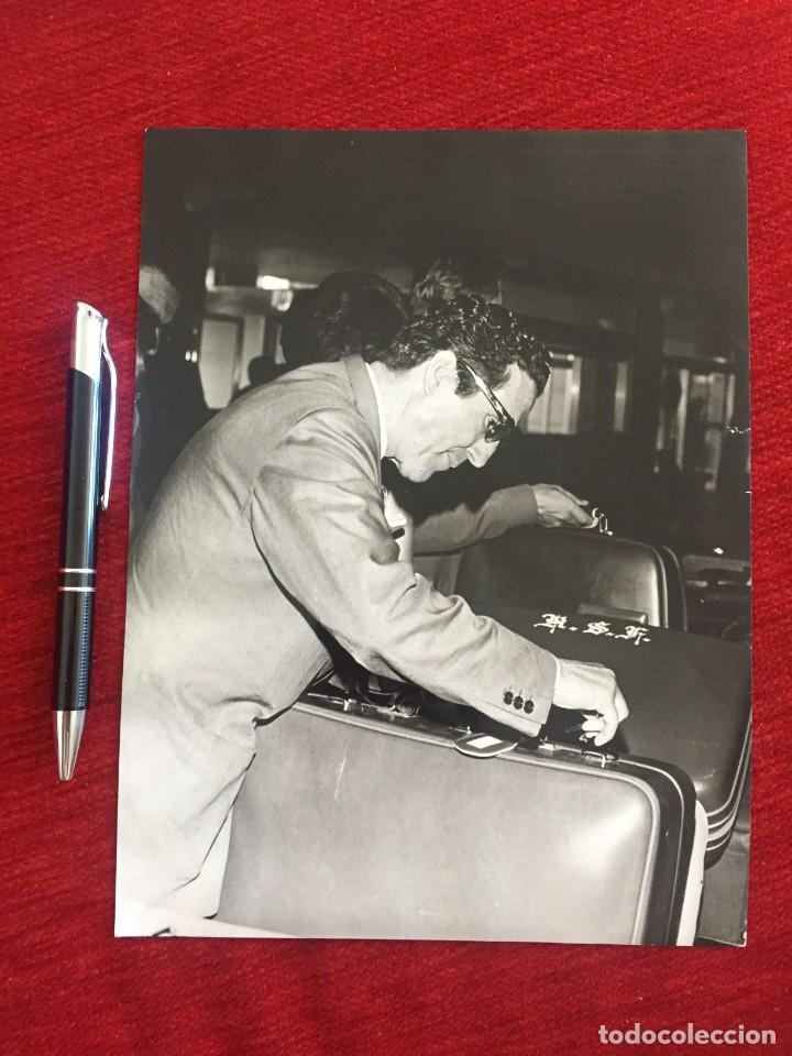 Coleccionismo deportivo: F23806 FOTO FOTOGRAFIA ORIGINAL HELENIO HERRERA INTER MILAN INTERNAZIONALE (9-7-1968) MALETAS