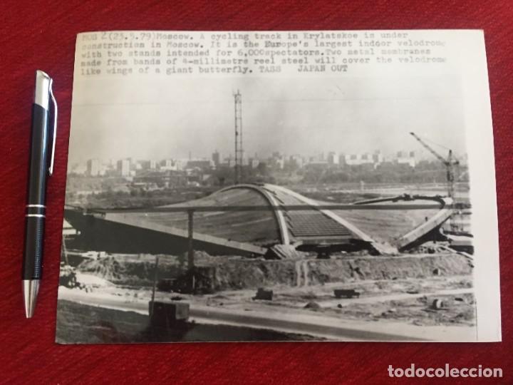 Coleccionismo deportivo: F23922 FOTO FOTOGRAFIA ORIGINAL OLIMPIADAS MOSCU 1980 CONSTRUCCION VELODROMO CICLISMO