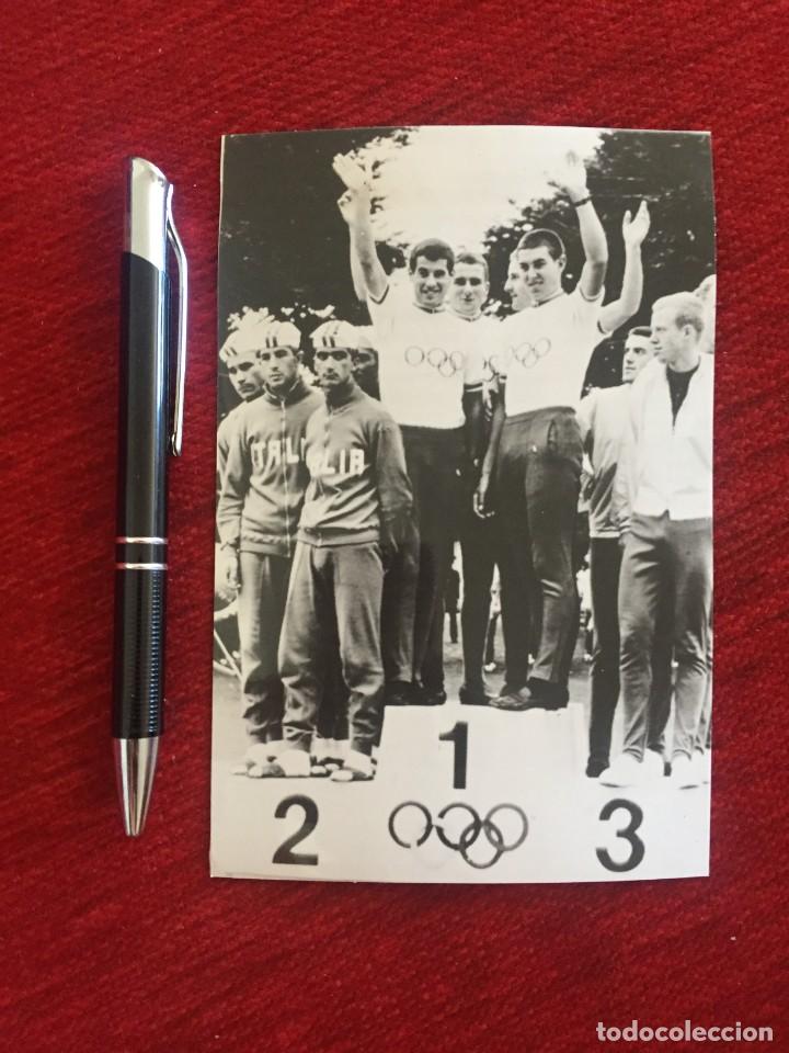 Coleccionismo deportivo: R18950 FOTO FOTOGRAFIA ORIGINAL OLIMPIADAS TOKYO 1964 CICLISMO ALEMANIA ITALIA PAISES BAJOS