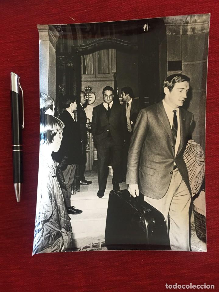 Coleccionismo deportivo: F24005 FOTO FOTOGRAFIA ORIGINAL ZOCO REAL MADRID MALETA (9-5-1968)