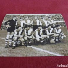 Coleccionismo deportivo: FOTO MATE(11 X 15 CM) 1963-64 AT.MADRID-ATH.CLUB DE BILBAO CON IRIBAR