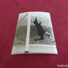 Coleccionismo deportivo: FOTO MATE(11 X 15 CM) IRIBAR , GRAN PARADA EN CAMP NOU CONTRA EL BARÇA