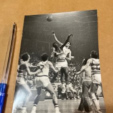 Coleccionismo deportivo: RULLAN VS JOHNSON REAL MADRID MANRESA 1974 FOTO DE PRENSA. Lote 363629670